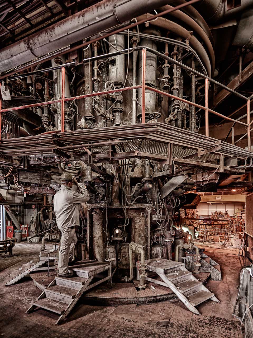 Hochofen - Industriefotografie, Mann kontrolliert die Anlage